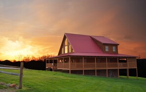 Exterior - Big Sky, Breathtaking Mtn View, Free Attraction Tickets, Pool Table, Hot Tub!!! (Sevierville)