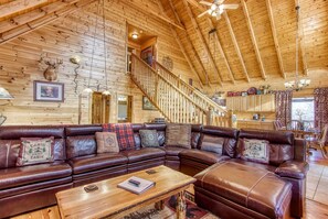 Smart TV, fireplace, video games, DVD player - Big Sky, Breathtaking Mtn View, Free Attraction Tickets, Pool Table, Hot Tub!!! (Sevierville)