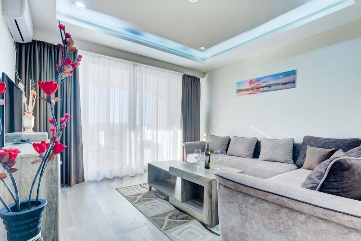 Premium Apartment, 2 Bedrooms, Annex Building | Living area