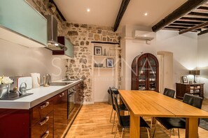 Fridge, oven, cookware/dishes/utensils, freezer