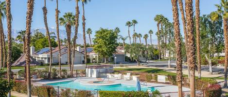 حمّام سباحة مُدفَّأ