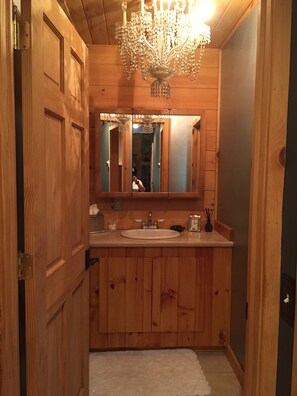 Secador de pelo, toallas, jabón y champú