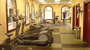 Et fitnesscenter med løbebånd, crosstrainere og styrkemaskiner.