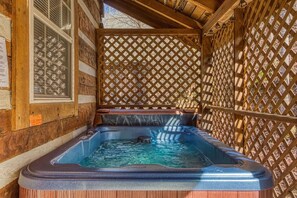 Outdoor spa tub - Bear End - Relax in Hot Tub, Specials, FREE Area Attraction Tickets!!! (Sevierville)
