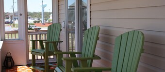 Close to EVERYTHING and only 5 minute walk to the beach.