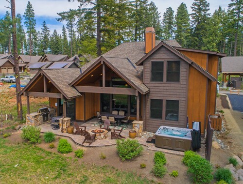 Posh Suncadia Retreat on the 18th Fairway! Expertly furnished w/ a Hot Tub!!