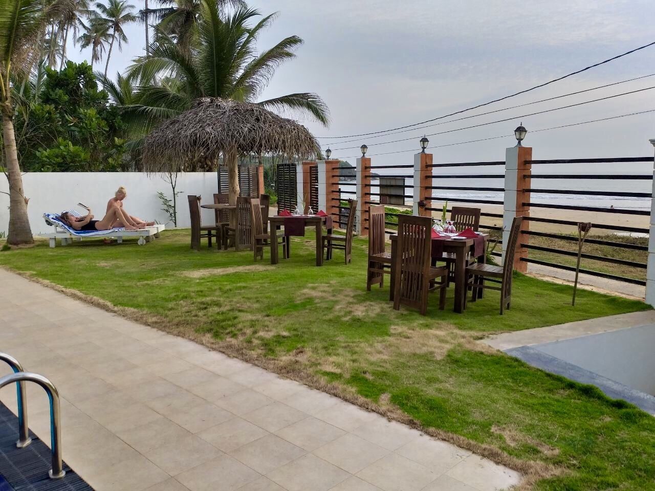 Una piscina al aire libre, tumbonas