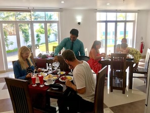 Se ofrece un desayuno inglés (5 USD por persona)