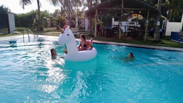 Alberca al aire libre y camastros