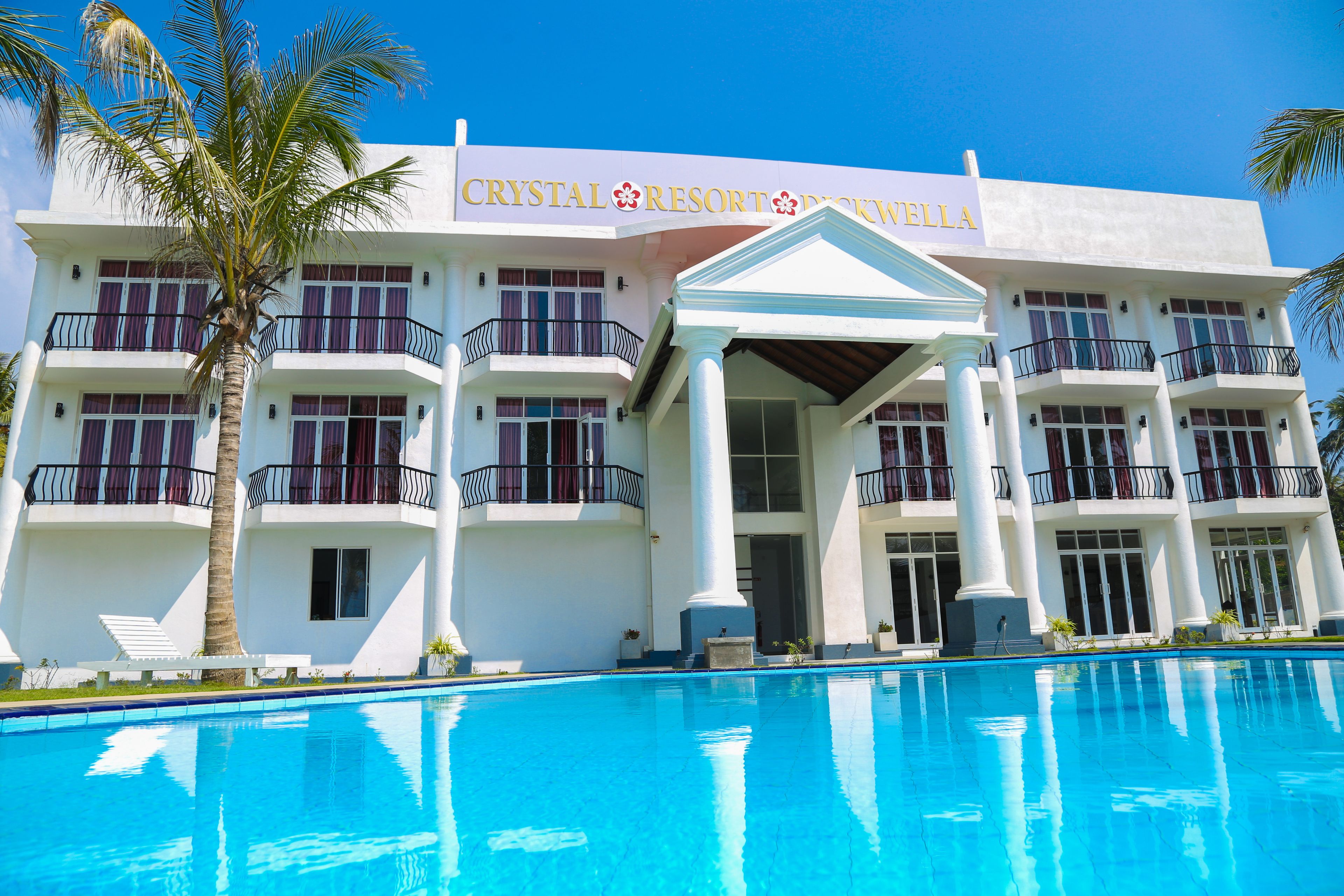 Un bâtiment d’hôtel avec une enseigne indiquant : « Crystal Resort & Delve ».