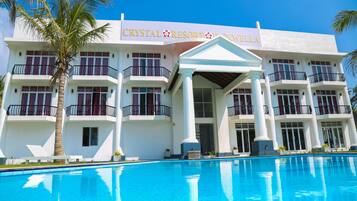 Un bâtiment d’hôtel avec une enseigne indiquant : « Crystal Resort & Delve ».
