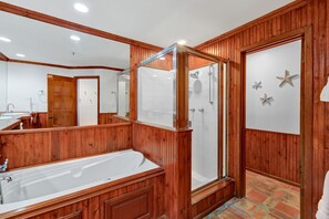 Secador de cabelo, toalhas de banho