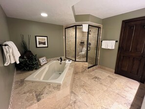 Badewanne, Haartrockner, Handtücher, Seife