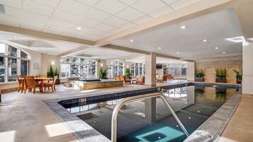 Alberca techada y alberca climatizada