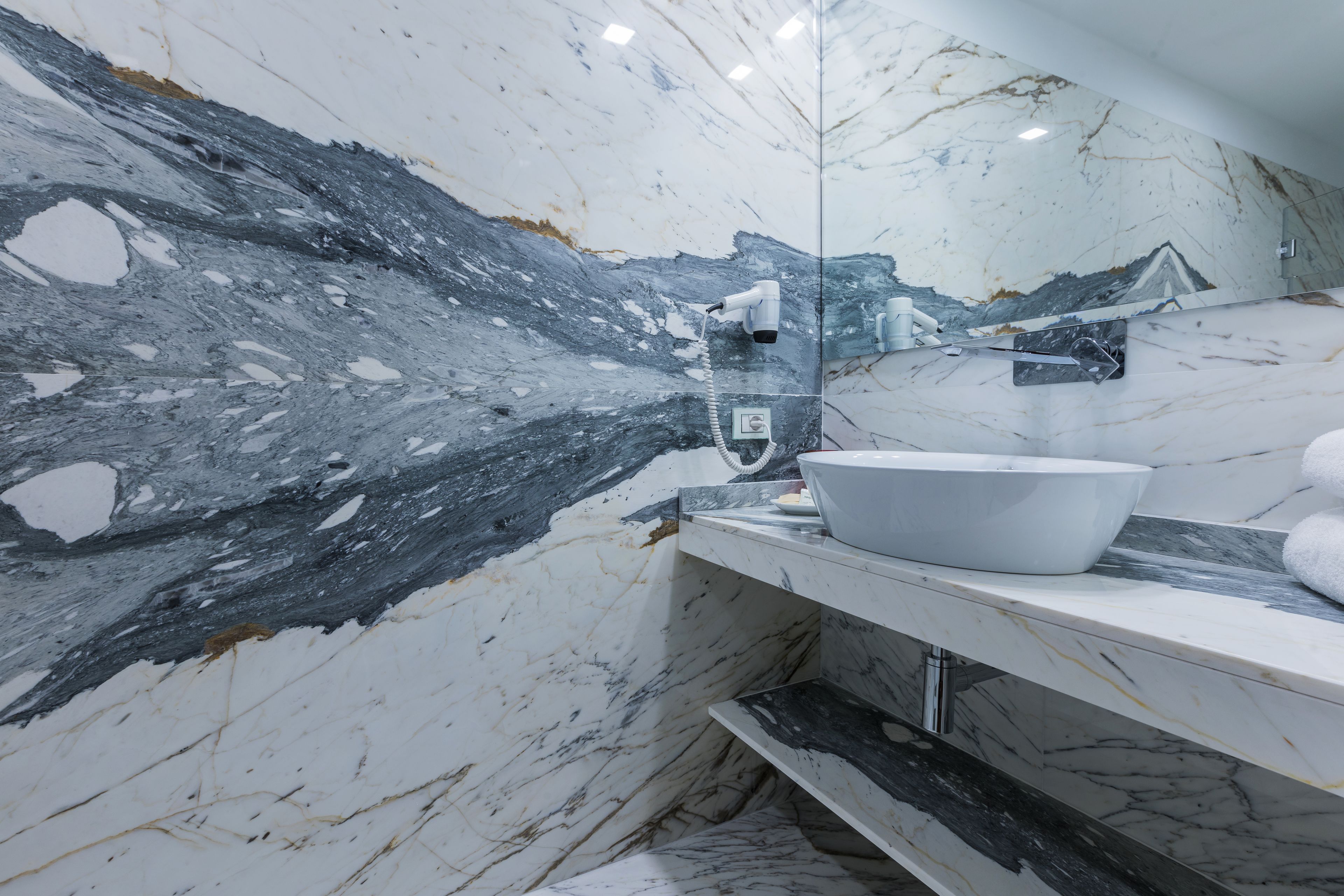 shower, rainfall showerhead, free toiletries, hair dryer