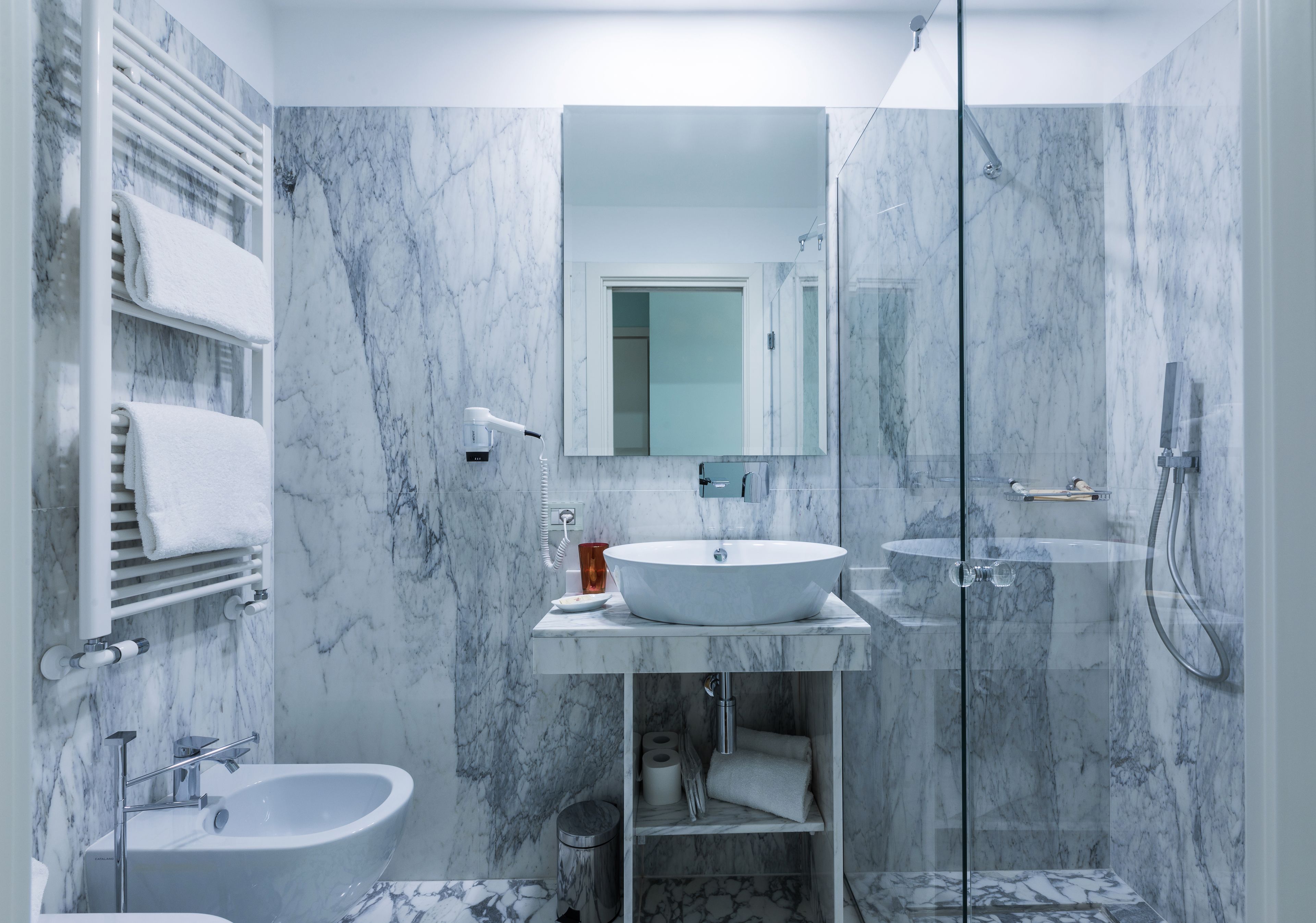 shower, rainfall showerhead, free toiletries, hair dryer