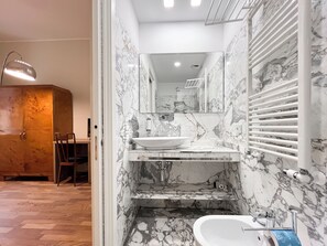 Habitación estándar con 1 cama matrimonial o 2 individuales | Ropa de cama de alta calidad y caja de seguridad en la habitación 