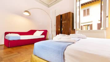 Ropa de cama de alta calidad y caja de seguridad en la habitación