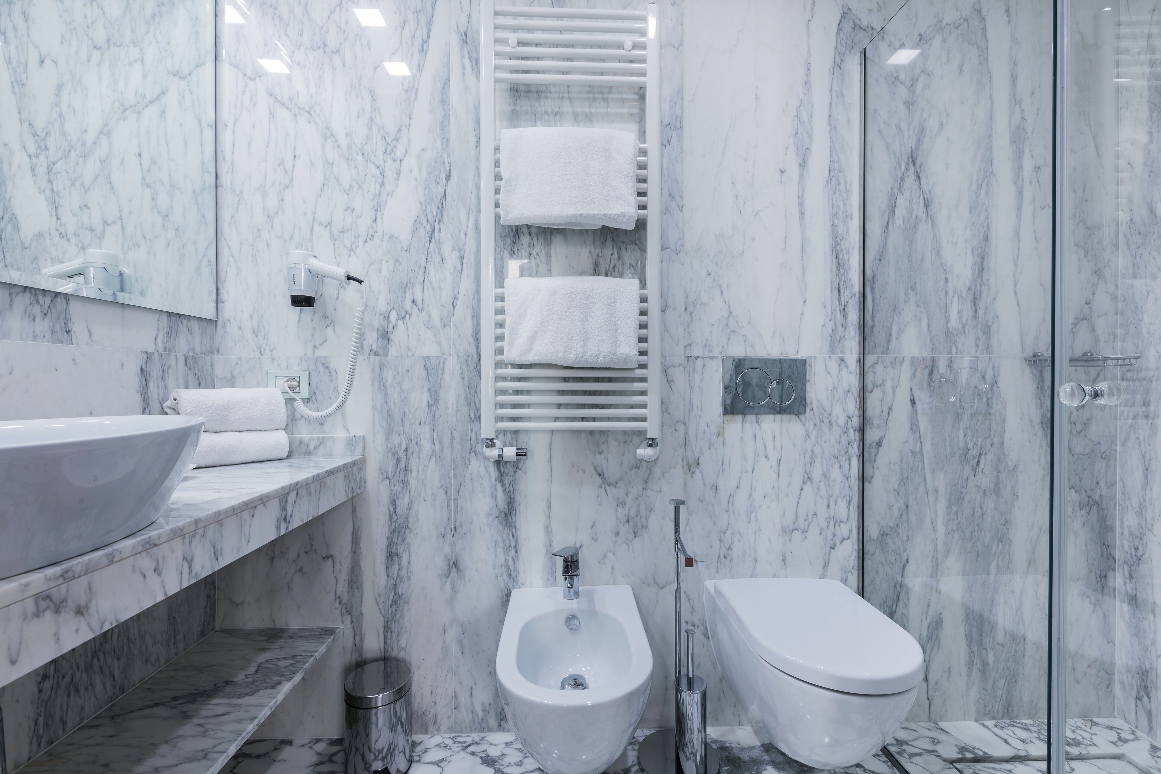 deluxe double or twin room | bathroom | shower, rainfall showerhead, free toiletries, hair dryer