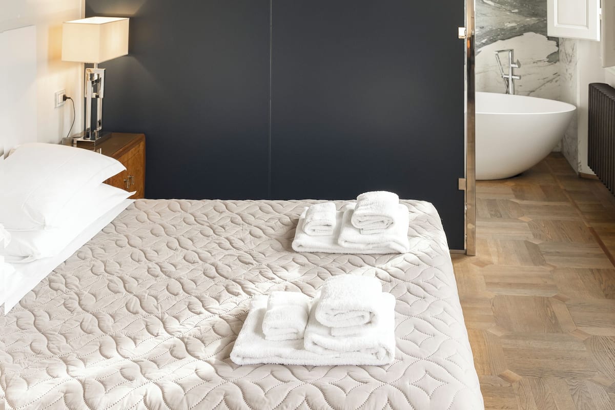 Dobbeltrom – superior, 1 soverom, hageutsikt | Sengetøy av topp kvalitet, safe på rommet, wi-fi (inkludert) og sengetøy