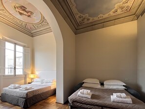 Kamar Quadruple Superior, pemandangan kebun | Seprai premium, brankas, Wi-Fi gratis, dan seprai linen