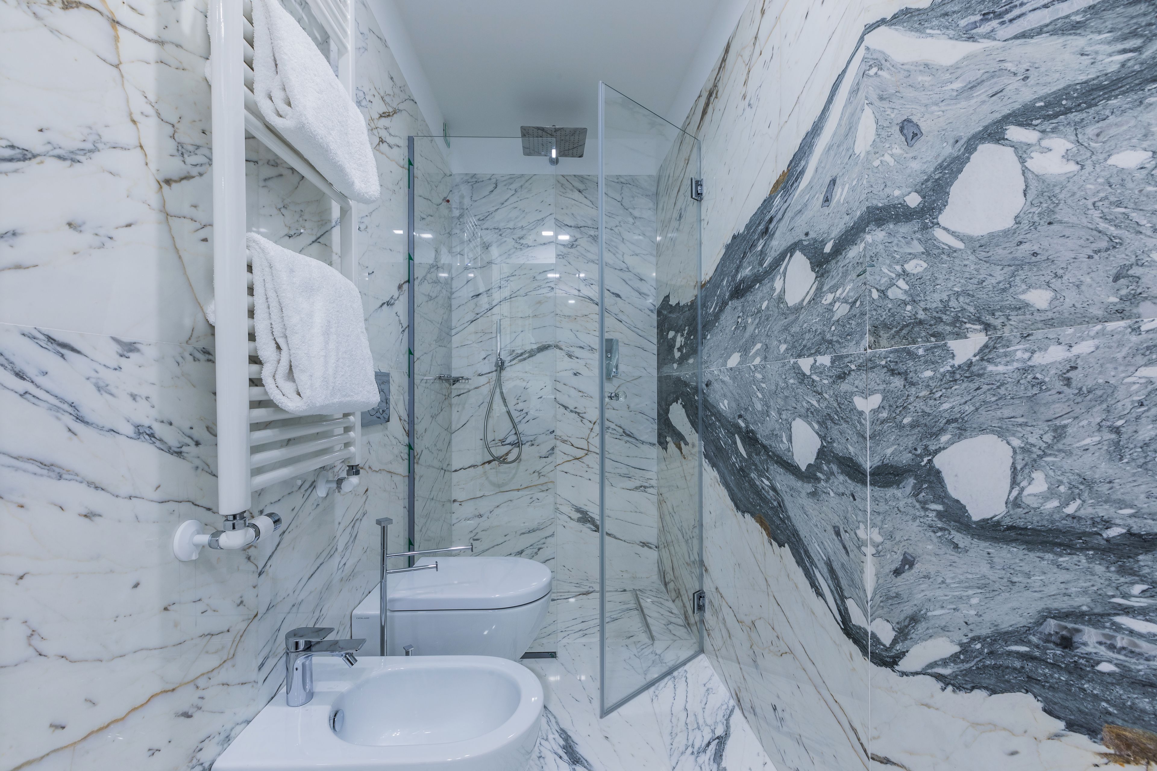 standard double or twin room | bathroom | shower, rainfall showerhead, free toiletries, hair dryer