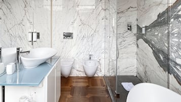 Superior Double Room, 1 Bedroom, Garden View | Bathroom | Shower, rainfall showerhead, free toiletries, hair dryer