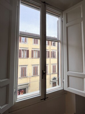 أغطية فراش  متميزة وخزنة داخل الغرفة ومساحة عمل للكمبيوتر المحمول