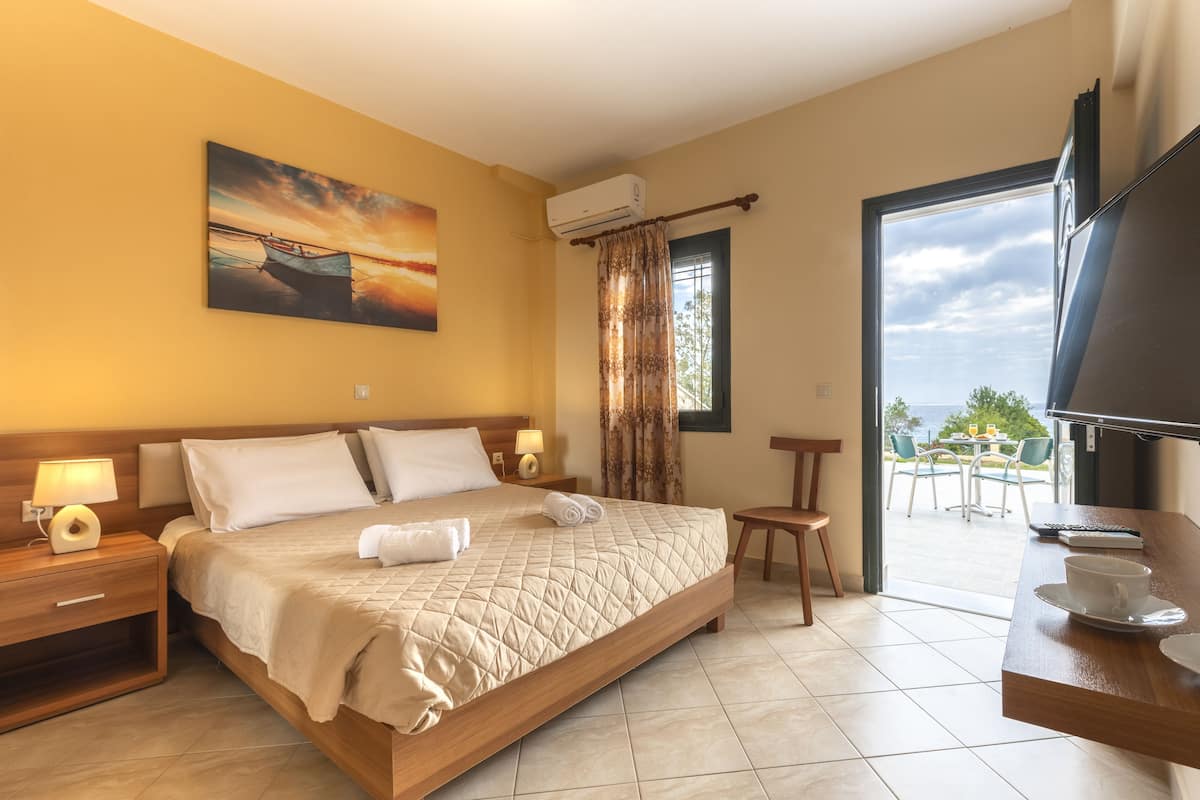 Classic Room | 1 bedroom, in-room safe, blackout drapes, soundproofing
