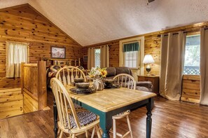 Dining - Forever Yours, 2 Hot tubs, FREE Attraction tickets, WIFI, Near The Parkway!!! (Pigeon Forge)