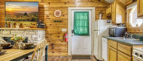 Jääkaappi, mikroaaltouuni, astianpesukone, kahvin-/teenkeitin