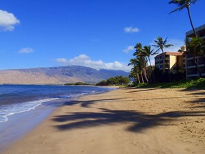 På stranden, solsenger og strandhåndklær