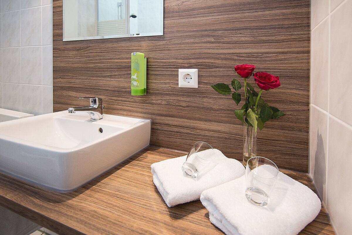 Doppelzimmer | Waschbecken im Bad