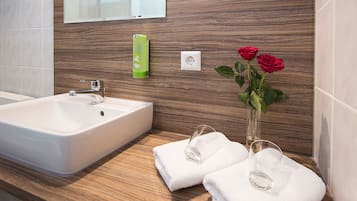 Chambre Double | Lavabo de la salle de bain