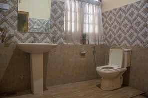 Standard-Doppelzimmer | Badezimmer | Dusche, kostenlose Toilettenartikel, Handtücher