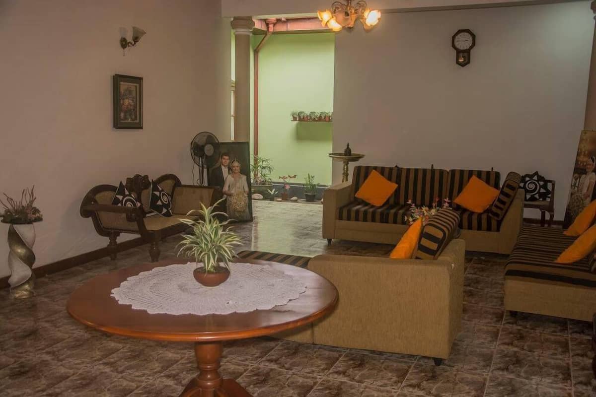 Habitación estándar doble | Zona de estar | Una televisión