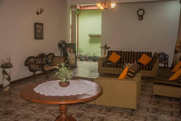 Standard Double Room | Living area | TV - Granary Home Stay (Udunuwara)