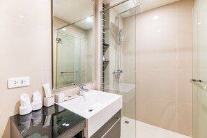 Standard-Studio, 1 King-Bett | Badezimmer | Duschwanne, Komfortbadewanne, kostenlose Toilettenartikel, Haartrockner