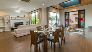 3-Bedroom Villa with Private Pool and Garden | Restauration dans la chambre