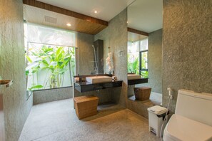 3-Bedroom Villa with Private Pool and Garden | Salle de bain | Douche, articles de toilette gratuits, sèche-cheveux