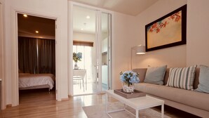 Una sala de estar moderna con un sofá, una mesa de centro y un cuadro en la pared.