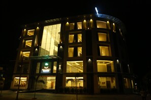 Front of property - evening/night - Woodies Bleisure Hotel (Kozhikode)