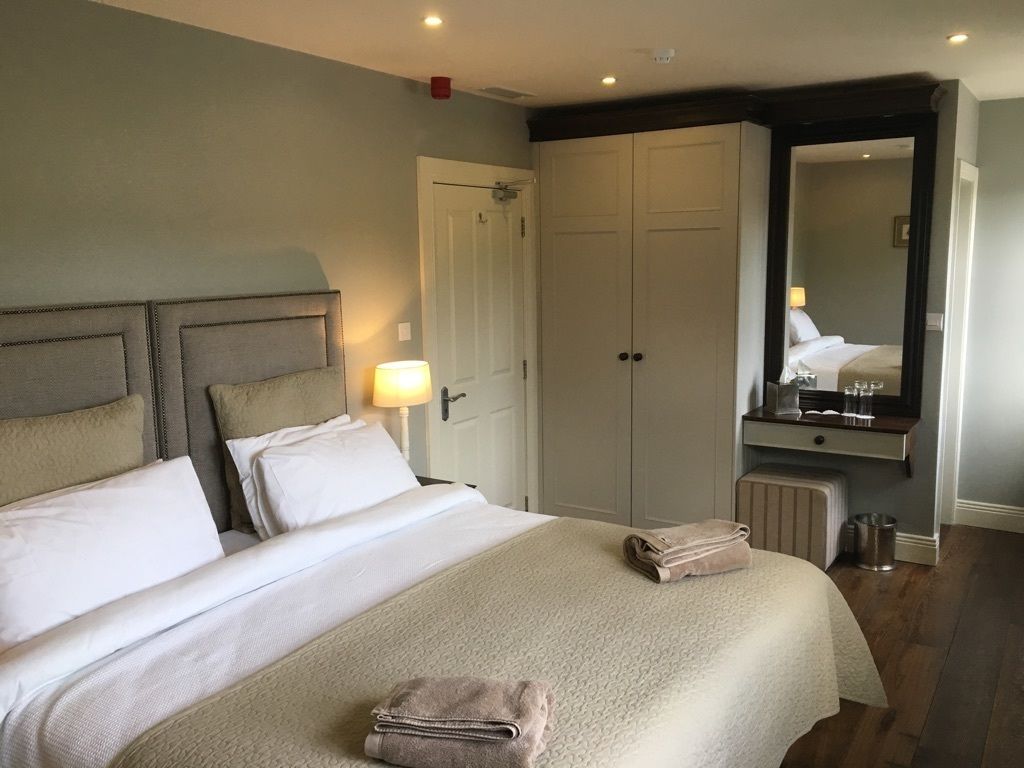 Habitación doble superior, 1 cama King size, baño en la habitación | Escritorio, tabla de planchar con plancha, wifi gratis y ropa de cama 