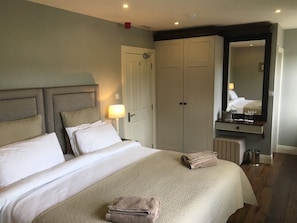 高级双人房, 1 张特大床, 独立浴室 | 办公桌、熨斗/熨板、免费 WiFi、床单