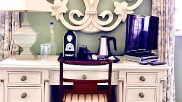 Deluxe Double Room, 1 King Bed, Ensuite | Desk, iron/ironing board, free WiFi, bed sheets