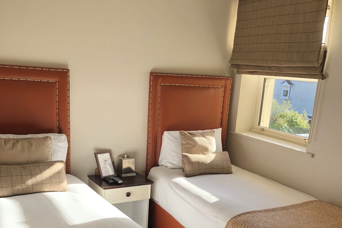 Habitación estándar con 2 camas individuales, 2 camas individuales, baño en la habitación | Escritorio, tabla de planchar con plancha, wifi gratis y ropa de cama