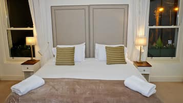 Quarto casal ou duplo superior, 1 quarto, suíte | Escrivaninha, ferros/tábuas de passar roupa, Wi-Fi de cortesia