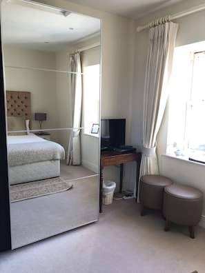 Quarto casal superior, 1 cama Queen, suíte | Escrivaninha, ferros/tábuas de passar roupa, Wi-Fi de cortesia