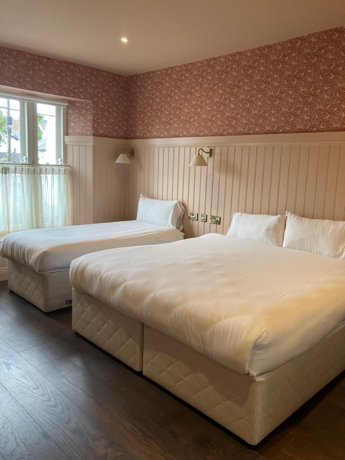 Superior-Dreibettzimmer, Mehrere Betten | Schreibtisch, Bügeleisen/Bügelbrett, kostenloses WLAN, Bettwäsche