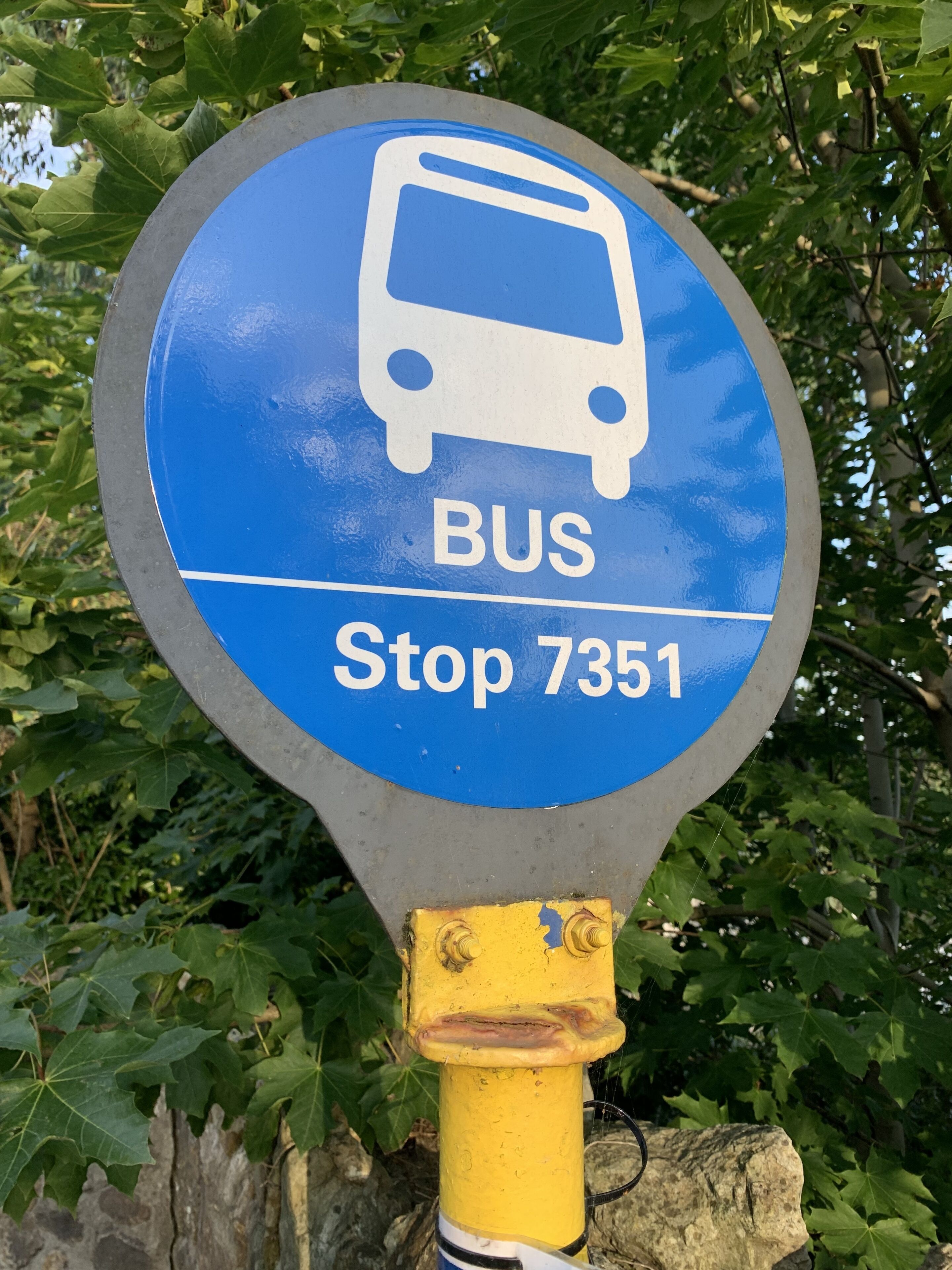 Señal de parada de autobús con un icono de autobús y la inscripción 'BUS Stop 7351'.